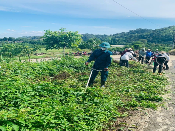 Hội Cựu chiến binh xã Nam Ka ra quân tổng dọn vệ sinh môi trường